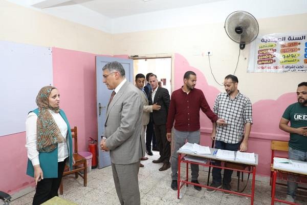 محافظ الجيزة يتابع سير الانتخابات ميدانيًا بأحياء الدقي وجنوب الجيزة