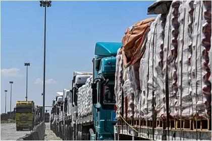 اصطفاف مئات الشاحنات ضمن قافلة المساعدات التاسعة من مصر إلى غزة