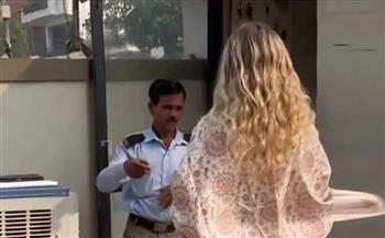 شاهد.. تصرف صادم من حارس أمن مع سائحة يشعل الغضب في الهند
