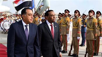 رئيس الوزراء يستقبل نظيره السوداني بمطار القاهرة الدولي