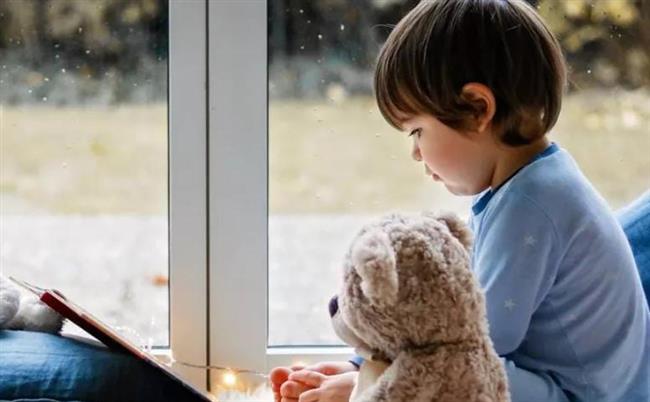7 سمات تكشف عن نشأة الشخص في بيئة خالية من حنان الأم.. منها صعوبة بناء الثقة 