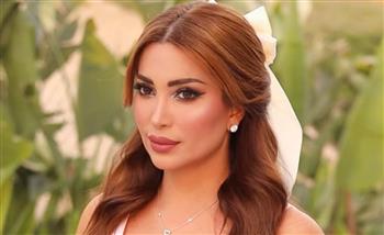 نسرين طافش تتألق باللون الوردي بإطلالة صيفية