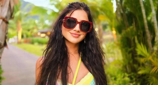 مي عمر بإطلالة مميزة في إجازتها الصيفية