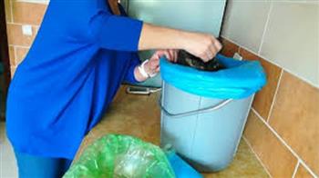 طرق للتخلص من الروائح الكريهة في سلة المهملات.. أبرزها تفل قهوة