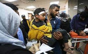 طبيب أمريكي متطوع في غزة: أطفال يموتون بسبب الحصار ونقص الرعاية الطبية