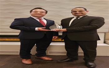 جامعة أمريكية تكرّم أستاذًا زائرًا من جنوب الوادي بجائزة التميز البحثي