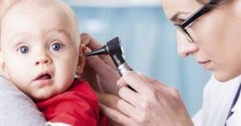 التهاب الأذن الوسطى عند الأطفال .. كيف يكون العلاج 