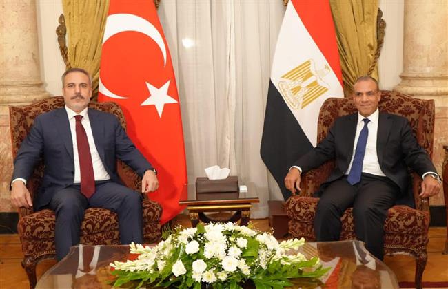 وزير الخارجية المصري يبحث مع نظيره التركي تعزيز العلاقات الثنائية والقضايا الإقليمية 