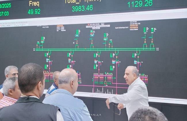 وزير الكهرباء يتابع استقرار الشبكة ويراجع معدلات الطلب على الطاقة بالقاهرة الكبري