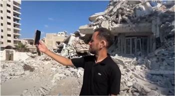 شاب فلسطيني أصم يوثق العدوان على غزة بلغة الإشارة (فيديو)