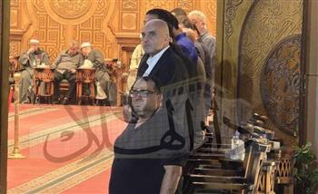 الحزن يسيطر على نجل الفنان سيد صادق أثناء استقباله العزاء 