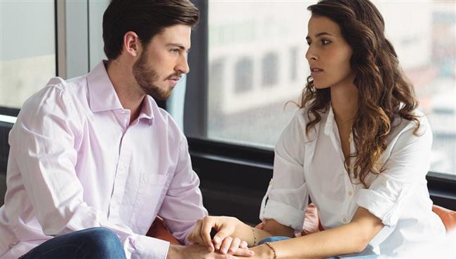 علامات تكشف عدم سعادة شريكك رغم محاولاته إخفاء ذلك
