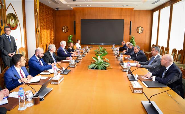 في لقاء مع وفد «الشيوخ الأمريكي».. وزير الخارجية يحذر من خطورة وتداعيات توسع العمليات العسكرية بغزة