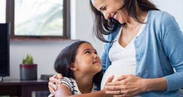 للأمهات.. كيف تتجاوزين قلق تكرار التجربة الأولى مع مولودك الثاني؟| خاص