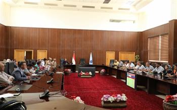 المستشار العسكري بالبحر الأحمر يستعرض خطة تنفيذ مشروع التدريب على مواجهة الأزمات والكوارث