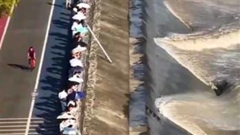 "ذيل التنين الإلهي".. ظاهرة بحرية صينية تبهر الجميع (فيديو)