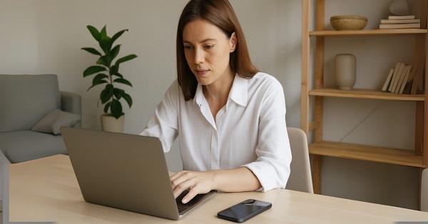 لماذا تضع بعض الفتيات هواتفهن مقلوبة؟.. 7 سمات نفسية تكشف تلك الشخصيات