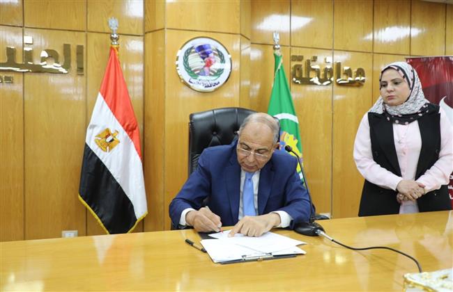 محافظ المنيا يوجّه بتدعيم شبكات مياه الشرب وتمهيد الطرق بالمراكز والقرى