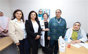 خلال زيارتها على رأس وفد "القومي للمرأة".. المستشارة أمل عمار تتفقد مستشفى الشلاتين المركزي