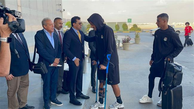 عمر مرموش يستخدم العكاز لدى وصوله إلى القاهرة مع بعثة المنتخب