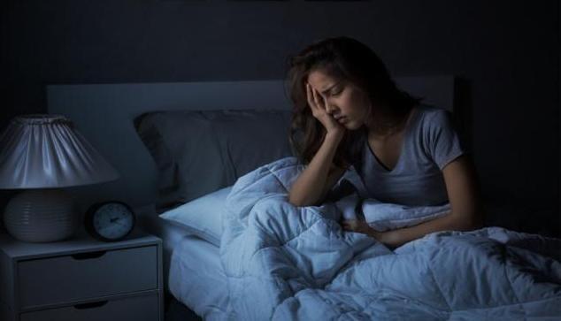 عادات لطيفة للتخلص من أفكار الليل التي لا تنتهي.. تعرفي عليها 
