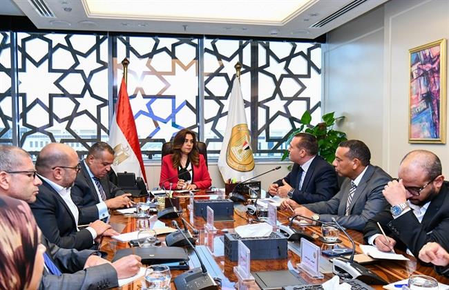 وزيرة التنمية المحلية تبحث مع محافظ جنوب سيناء ومدير "الهابيتات" مستجدات مشروع تطوير مدينة دهب