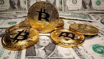 تراجع العملات الرقمية بقيادة "بيتكوين" وسط ترقب بيانات التضخم