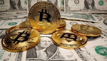 تراجع العملات الرقمية بقيادة "بيتكوين" وسط ترقب بيانات التضخم