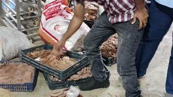 محافظ الجيزة: ضبط 3 أطنان مصنعات غذائية غير صالحة للاستهلاك بمنشأة مخالفة بالهرم