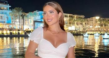نسرين طافش بستايل أنيق بالزهري والأبيض 