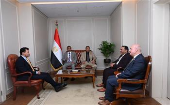 وزير الشباب يلتقي وفداً من اليمن لبحث آفاق التعاون المشترك