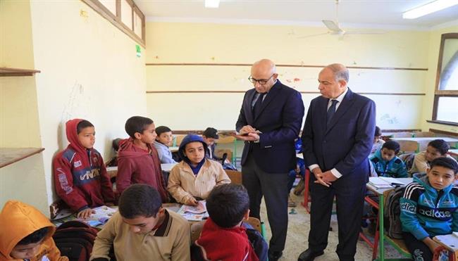 محافظ المنيا يشدد على جاهزية المدارس وتحسين البيئة التعليمية