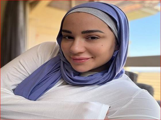 أسما شريف منير بالحجاب: طبيعي من غير مكياج إحساس هادي كده