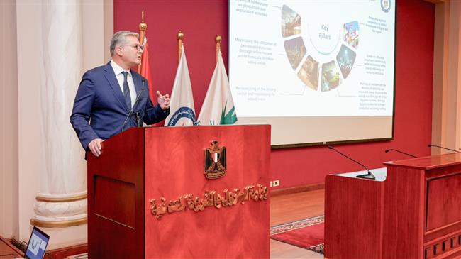 وزير البترول يجتمع مع شركاء القطاع الأجانب ويؤكد التزام الدولة بتحفيز الاستثمارات