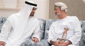 الشيخ محمد بن زايد يصل صلالة في زيارة أخوية والسلطان هيثم في مقدمة مستقبليه