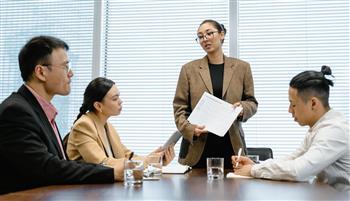 كيف تظهرين جهدك في العمل لمديرك بذكاء؟