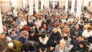 هل يجوز أن أنهى مُصليًا عَن الكلام أثناء الخُطبة؟ «الأزهر للفتوى» يجيب