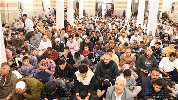 هل يجوز أن أنهى مُصليًا عَن الكلام أثناء الخُطبة؟ «الأزهر للفتوى» يجيب
