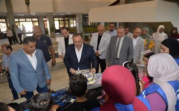 محافظ أسيوط يوزع 300 حقيبة مدرسية لأطفال الأسر الأولى بالرعاية