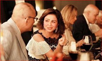 إلهام شاهين تحضر عشاءً مميزًا مع نخبة من الفنانين والشخصيات العامة