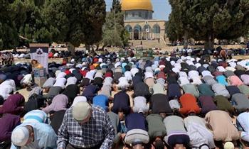 رغم القيود المشددة على المصلين.. 40 ألف فلسطيني يؤدون صلاة الجمعة في الأقصى