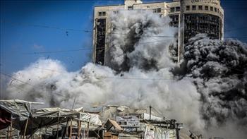 الاحتلال الإسرائيلي يكثف قصفه ويفجر الأبراج السكنية بمدينة غزة