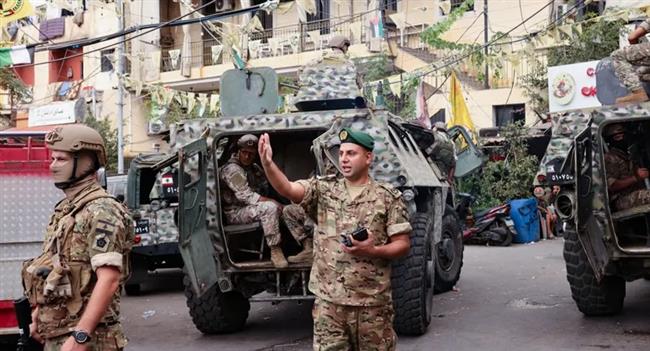 الجيش اللبناني يتسلم كمية من السلاح الفلسطيني من مخيمي البداوي وعين الحلوة   