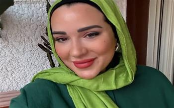 أسما شريف منير في صور متعددة الألوان بالحجاب