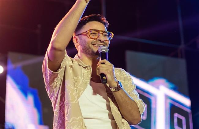 حمادة هلال يشعل أجواء حفل تخرج  طلاب احدى المعاهد
