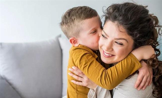 للأمهات.. 6 تفاصيل تعيشها من أنجبت ذكور فقط.. منها العناق المفاجئ 