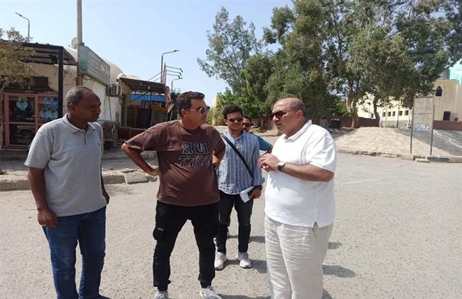 رئيس مدينة مرسى علم يتابع تنفيذ المطبات الصناعية حول المدارس