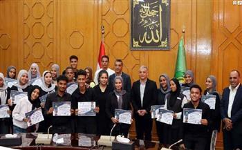 محافظ الإسماعيلية يكرم طلبة المدرسة الفندقية المشاركين في مبادرة "التدريب من أجل التشغيل"