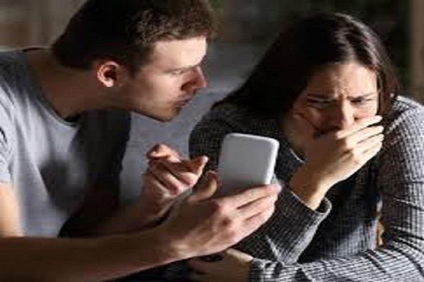 علامات تدل أن غيرة شريكك قد تجاوزت الحدود.. وطرق للتعامل معها 