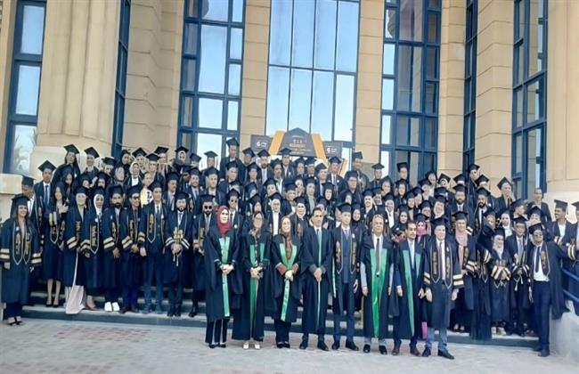 كلية التجارة بجامعة القاهرة تحتفل بتخريج دفعة بكالوريوس 2025 ودفعة الدراسات العليا بمقرها بالشيخ زايد